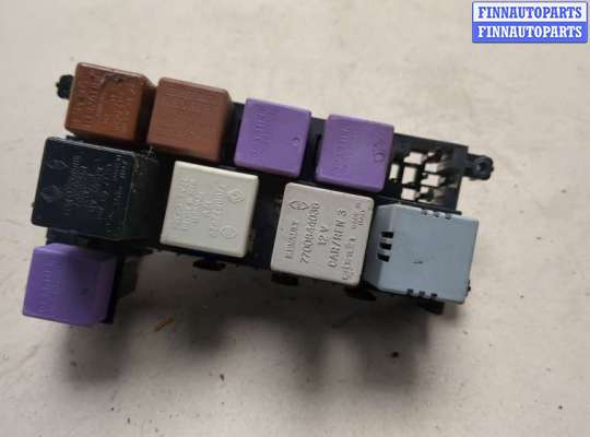 Блок предохранителей RN1596536 на Renault Safrane 1992-2000