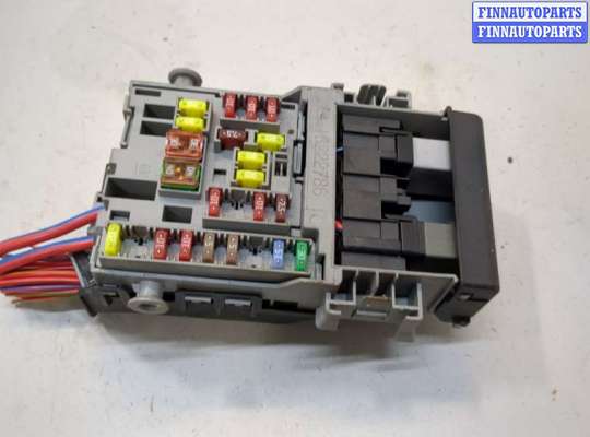 Блок предохранителей OP2233921 на Opel Astra J 2010-2017