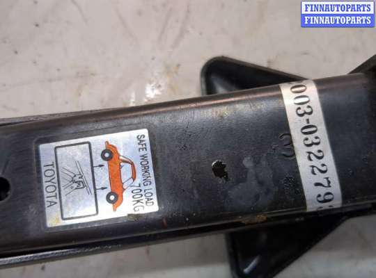 Домкрат на Toyota Corolla Spacio NZE121