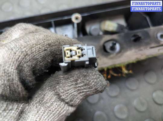купить Кнопка открывания багажника с крышки на Land Rover Discovery 3 2004-2009