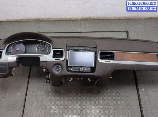 Панель передняя салона (Торпедо) на Volkswagen Touareg II (7P) 