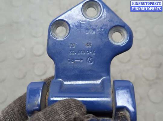 Петля двери на Volkswagen Transporter T5