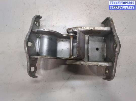 Петля двери на Nissan Primastar