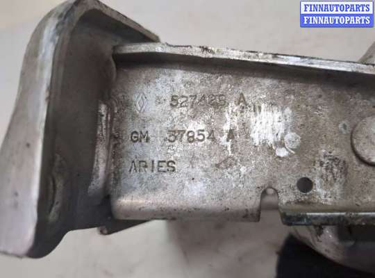 Петля двери на Nissan Primastar