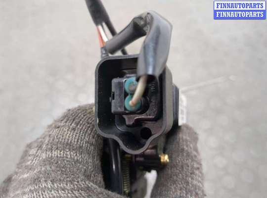 купить Замок багажника на Pontiac Vibe 1 2002-2008