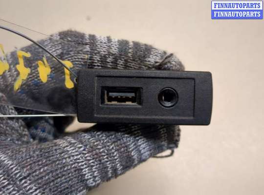 Разъем AUX/USB MB1564464 на Mercedes Vito W447 2014-2023
