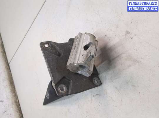 Кронштейн бампера на Audi A8 (D3, 4E)