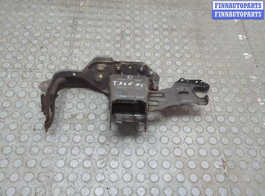 Кронштейн усилителя бампера MB1689748 на Mercedes C W203 2000-2008