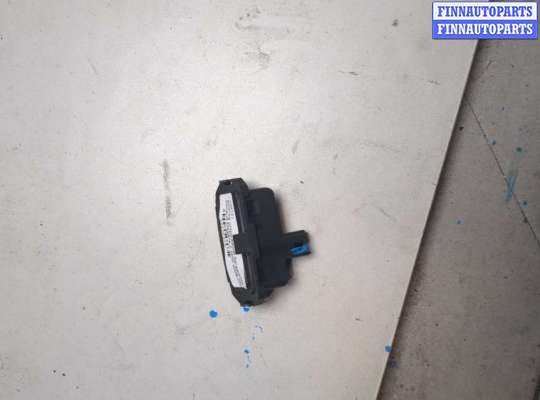 Кнопка открывания багажника с крышки RN1586487 на Renault Megane 2 2002-2009