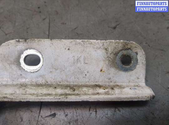 Петля капота на Nissan Juke