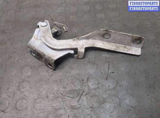 Петля капота на Nissan Juke