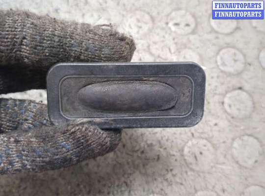 Кнопка открывания багажника с крышки RN1600342 на Renault Megane 2 2002-2009