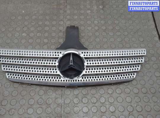 Решетка радиатора MB1704606 на Mercedes C W203 2000-2008
