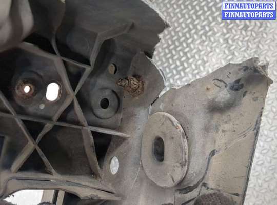 Панель передняя (телевизор) на Volkswagen Golf V (1K)
