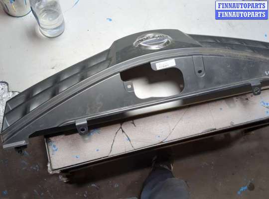 купить Решетка радиатора на Nissan Note E11 2005-2013