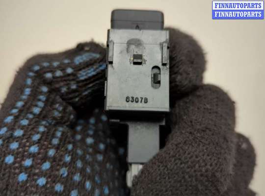 купить Кнопка открывания багажника салонная на Infiniti QX56 2004-2010