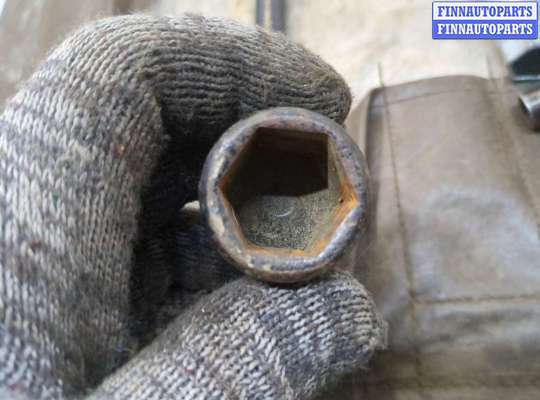 Ключ балонный на Toyota Land Cruiser 100