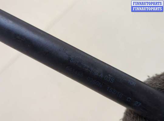 Амортизатор капота на Volkswagen Passat B7 (USA)