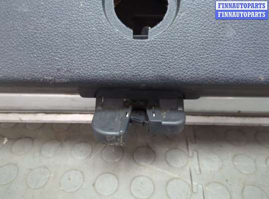 купить Кнопка открывания багажника с крышки на Volkswagen Golf 5 2003-2009