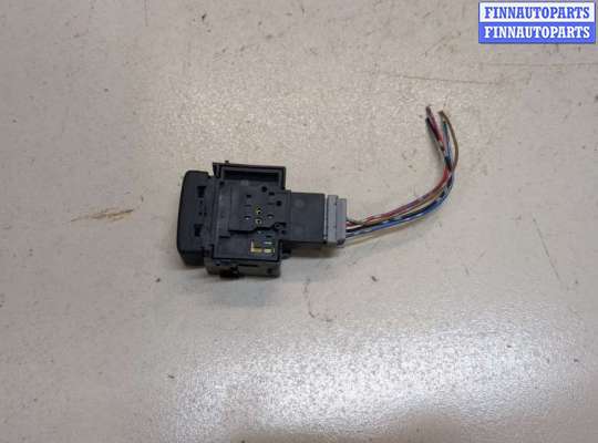 купить Кнопка открывания багажника салонная на Infiniti QX56 2004-2010