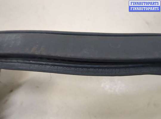 Уплотнитель двери на Volkswagen Polo Mk5 (6R/6C)