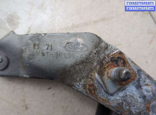 Петля капота на Ford Focus II