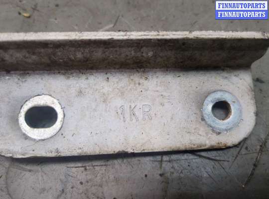 Петля капота на Nissan Juke