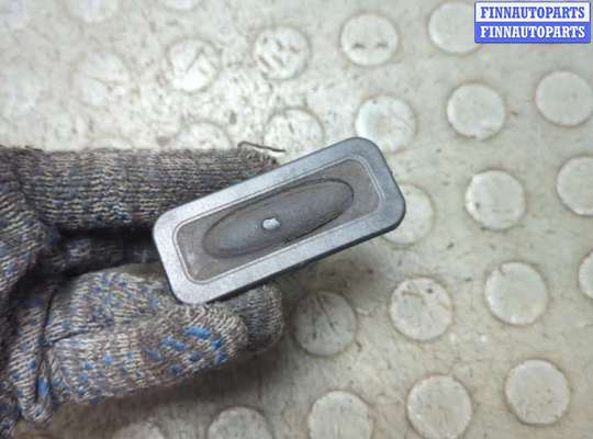 Кнопка открывания багажника с крышки RN1566977 на Renault Megane 2 2002-2009