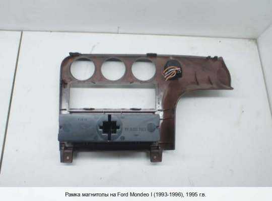Рамка магнитолы на Ford Mondeo I 