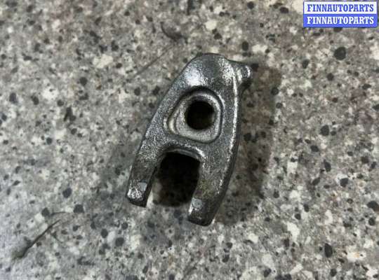 Скоба (кронштейн) крепления форсунки RN1393502 на RENAULT Scenic 2