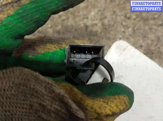 купить Кнопка открытия лючка топливного бака на VOLKSWAGEN Jetta 5