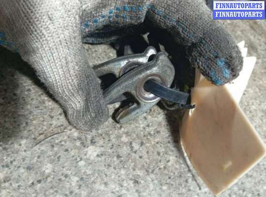 Скоба (кронштейн) крепления форсунки RN1304597 на RENAULT Scenic 2