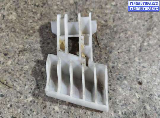 Кронштейн бампера на Toyota Prius III