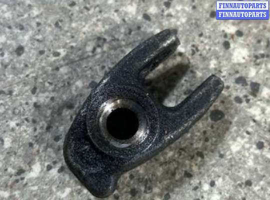 Скоба (кронштейн) крепления форсунки RN1393500 на RENAULT Scenic 2
