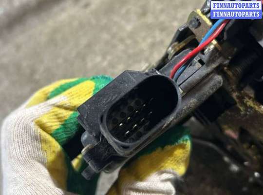 купить замок двери передней правой на AUDI A6 4B/C5