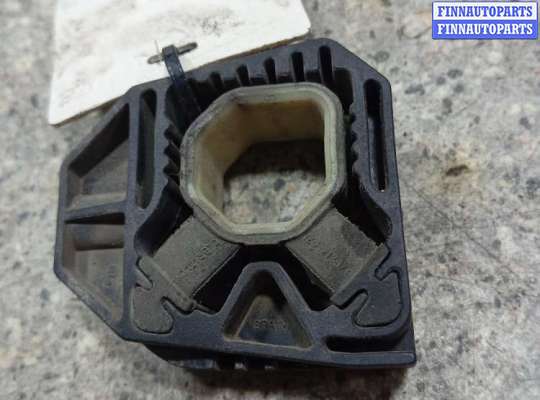 КРОНШТЕЙН РАДИАТОРА VG2714824 на VOLKSWAGEN TOURAN