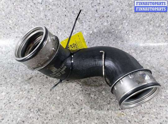 Патрубок интеркулера MB1370453 на Mercedes C W203