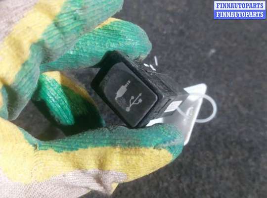 Разъем AUX / USB TT683861 на TOYOTA Auris