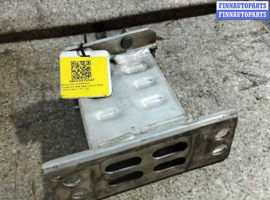 Кронштейн бампера на Toyota Prius III