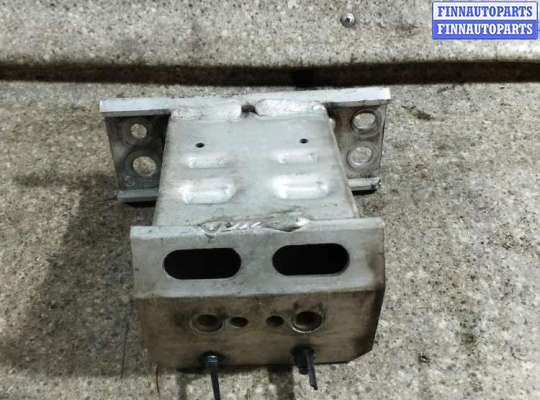 Кронштейн бампера на Toyota Prius III