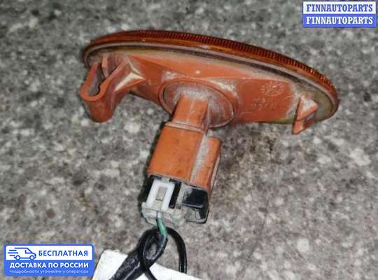 Повторитель поворота в крыло на Nissan Tino V10