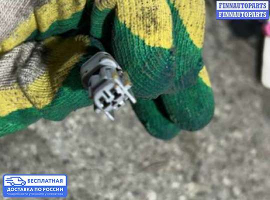 Замок боковой двери на Nissan Primera (P11)