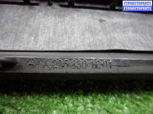Решетка (заглушка) бампера на Mercedes-Benz C (W205)