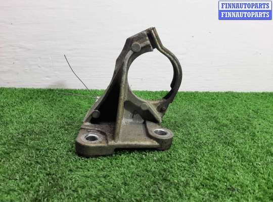 Кронштейн RN1358146 на Renault Scenic II (JM) 2003 - 2009