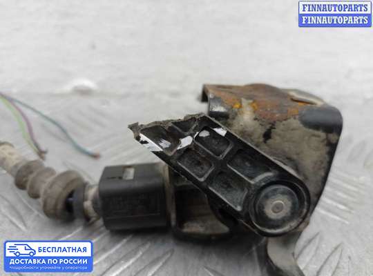 Датчик дорожного просвета на Audi A6 (C6)
