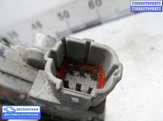 Замок боковой двери на Nissan Primera (P11)