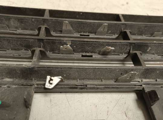 Решетка (заглушка) бампера на Volkswagen Touareg II (7P)