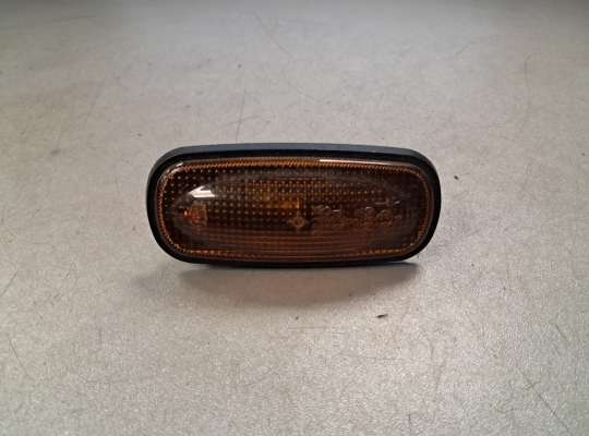 Повторитель поворота в крыло LRV9169 на Land Rover Freelander I