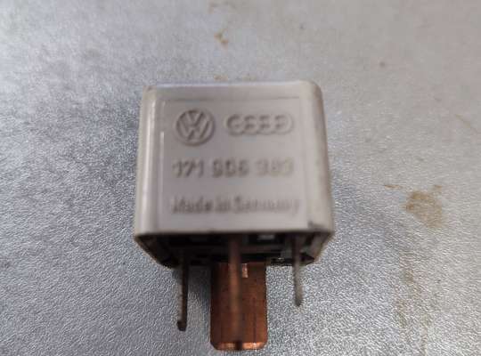 Реле прочее VG1555390 на Volkswagen Passat B3 (35i)