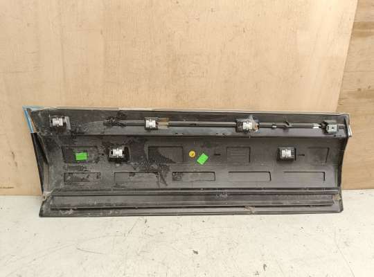 купить Накладка двери задней левой на Volkswagen Touareg II (7P)